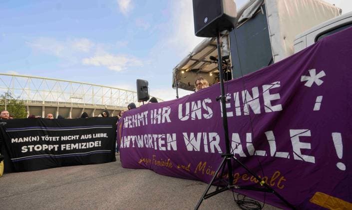 20230726 Kundgebung Keine Buehne fuer Rammstein WIEN, OESTERREICH - 26. JULI: Kundgebung Keine Buehne fuer Rammstein , organisiert von aufstehn aufgrund der Voruerfe der sexuellen Belaestiung von Fans durch den Saenger un Rammstein vor dem Ernst-Happel-Stadion am 26. Juli, 2023 in Wien, Oesterreich. 230726_SEPA_32_035 Copyright: xMartinxJuenx SEPAxMedia