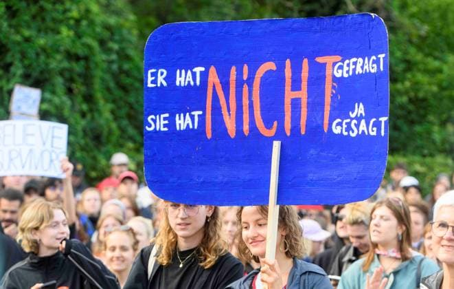 20230726 Kundgebung Keine Buehne fuer Rammstein WIEN, OESTERREICH - 26. JULI: Kundgebung Keine Buehne fuer Rammstein , organisiert von aufstehn aufgrund der Voruerfe der sexuellen Belaestiung von Fans durch den Saenger un Rammstein vor dem Ernst-Happel-Stadion am 26. Juli, 2023 in Wien, Oesterreich. 230726_SEPA_32_036 Copyright: xMartinxJuenx SEPAxMedia