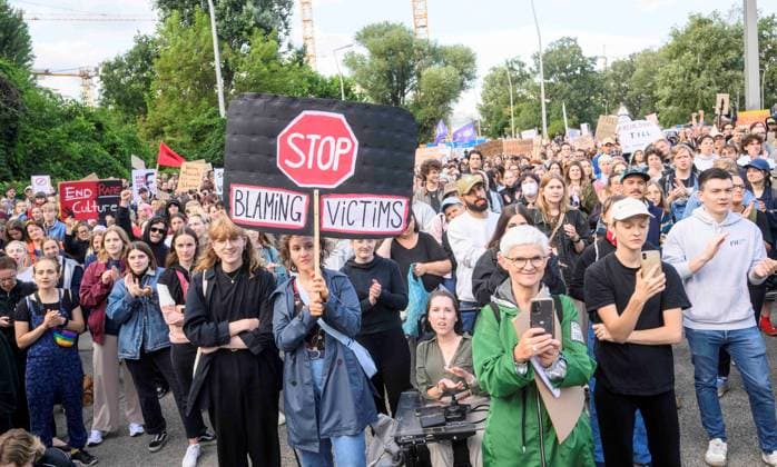 20230726 Kundgebung Keine Buehne fuer Rammstein WIEN, OESTERREICH - 26. JULI: Kundgebung Keine Buehne fuer Rammstein , organisiert von aufstehn aufgrund der Voruerfe der sexuellen Belaestiung von Fans durch den Saenger un Rammstein vor dem Ernst-Happel-Stadion am 26. Juli, 2023 in Wien, Oesterreich. 230726_SEPA_32_037 Copyright: xMartinxJuenx SEPAxMedia