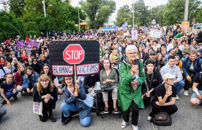 20230726 Kundgebung Keine Buehne fuer Rammstein WIEN, OESTERREICH - 26. JULI: Kundgebung Keine Buehne fuer Rammstein , organisiert von aufstehn aufgrund der Voruerfe der sexuellen Belaestiung von Fans durch den Saenger un Rammstein vor dem Ernst-Happel-Stadion am 26. Juli, 2023 in Wien, Oesterreich. 230726_SEPA_32_038 Copyright: xMartinxJuenx SEPAxMedia