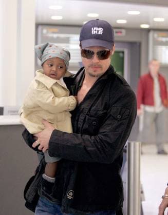 Brad Pitt, Angelina jolie and the children at Orly airport - Paris Brad Pitt, Angelina jolie and their two adopted children Maddox and Zahara arrive at Orly airport in Paris, France on March 23, 2006 to take a plane. Photo by ABACAPRESS.COM Paris France  Copyright: xCharriau-Dionisio-Gorassini-Suu ABACAx 94318_29 Charriau-Dionisio-Gorassini-Suu ABACAx 94318_29 