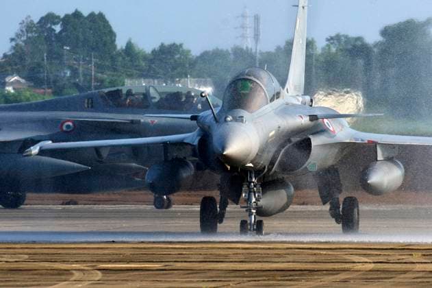 Zwei Mehrzweckkampfflugzeuge Dassault Rafale bei der Ankunft zu einer gemeinsamen Übung mit den japanischen Luftselbstverteidigungsstreitkräften auf dem Luftwaffenstützpunkt Nyutabaru. Shintomi, 26.07.2023 *** Two Dassault Rafale multirole fighter aircraft arriving for a joint exercise with the Japanese Air Self Defense Forces at Nyutabaru Shintomi Air Base, 26 07 2023. Foto:xK.xNarax xFuturexImage