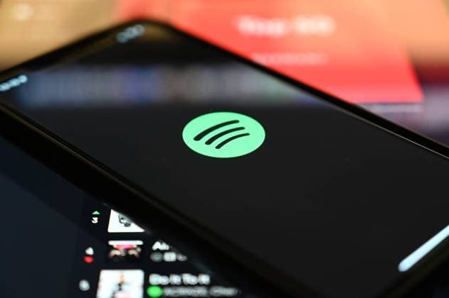 STOCK HEUTE Thema Apps und Ähnliches: Spotify, Streaming, Musikdienst, Podcast, Musik, Musik online hören. Hamburg Hamburg Hamburg Deutschland *** STOCK TODAY Topic Apps and Similar Spotify, streaming, music service, podcast, music, listen to music online Hamburg Hamburg Germany Copyright: xLobeca FelixxSchlikisx