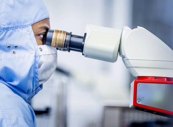 NIJMEGEN - An employee at work in the factory of chip manufacturer NXP. The company makes chips for numerous devices that are connected to the internet. ANP REMKO DE WAAL netherlands out - belgium out  Copyright: xx x474295936x originalFilename: 474295936.jpg