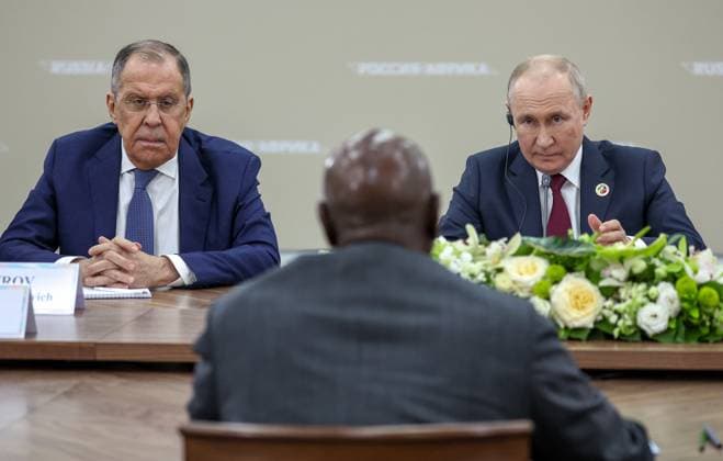Bilder des Jahres 2023, News 07 Juli News Themen der Woche KW30 News Bilder des Tages RUSSIA, ST PETERSBURG - JULY 27, 2023: Russia s President Vladimir Putin and Foreign Minister Sergei Lavrov (R-L) during a meeting with Uganda s President Yoweri Museveni on the sidelines of the second Russia-Africa Summit at the Expoforum Convention and Exhibition Centre. Vyacheslav Prokofyev TASS Host Photo Agency  60707393