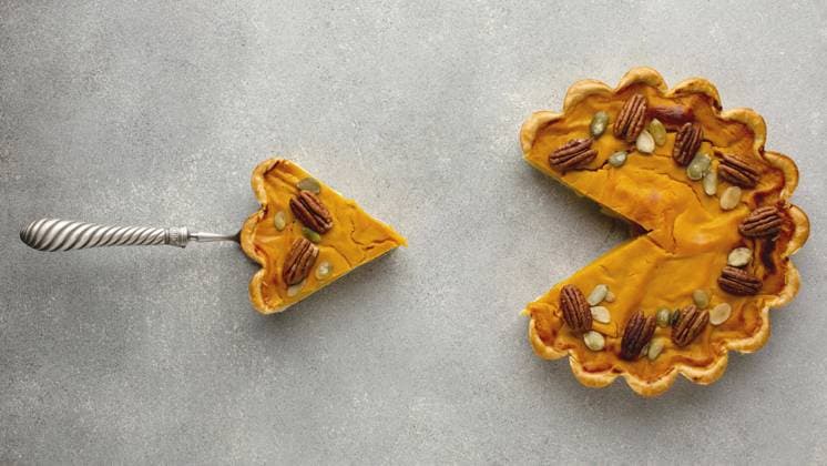 IMAGO Creative, Herbst, Food, Pumpkin Pie Draufsicht köstlicher Thanksgiving Kürbiskuchen. Auflösung und hohe Qualität schönes Foto *** Top view Delicious Thanksgiving Pumpkin pie Resolution and high Quality Beautiful Photo Copyright: imageBROKER OleksandrxLatkun ibxole09443440.jpg