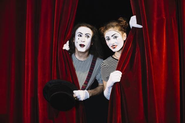 Creative Highlights Symbolbilder Zwei Pantomime Künstler spähen durch roten Vorhang. Auflösung und hohe Qualität schönes Foto *** Two Pantomime Artists Spähen through Red Curtain Resolution and high Quality Beautiful Photo Copyright: imageBROKER/OleksandrxLatkun ibxole09443626.jpg ,model released, Symbolfoto ,property released