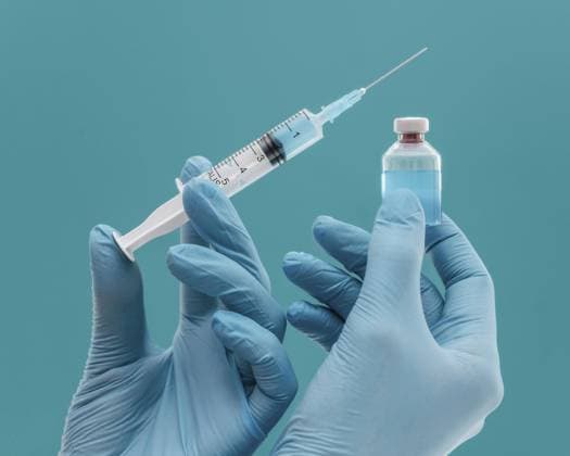Vaccine Flasche Spritze von Arzt mit Handschuhen gehalten. Auflösung und hohe Qualität schönes Foto *** Vaccine Bottle Syringe from Doctor with Gloves held Resolution and high Quality Beautiful Photo Copyright: imageBROKER OleksandrxLatkun ibxole09443634.jpg