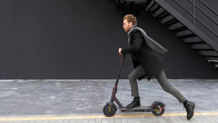 IMAGO Creative: Fit durch den Herbst Gutaussehender Männchen fährt Elektroroller *** good-looking Male drives Electric scooters Copyright: imageBROKER/OleksandrxLatkun ibxole09445523.jpg ,model released, Symbolfoto ,property released