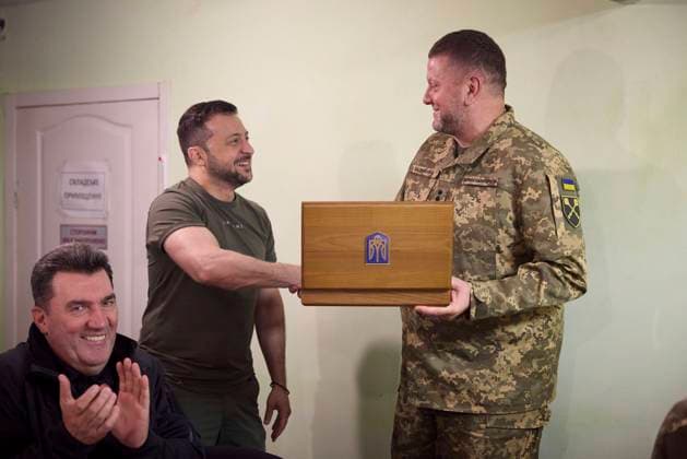 Ukraine-Konflikt, Präsident Wolodymyr Selenskyj beschenkt Soldaten in Dnipro July 27, 2023, Dnipro, Dnipropetrovsk Oblast, Ukraine: Ukrainian President Volodymyr Zelenskyy, left, shakes hands with Commander in Chief of the Ukrainian Armed Forces Valerii Zaluzhnyi, right, after presenting him with a gift handgun following a briefing with frontline military leaders, July 27, 2023 in Dnipro, Dnipropetrovsk Oblast, Ukraine. Dnipro Ukraine - ZUMAp138 20230727_zaa_p138_004 Copyright: xPoolx UkrainianxPresidentiax