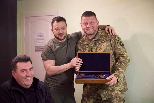 Ukraine-Konflikt, Präsident Wolodymyr Selenskyj beschenkt Soldaten in Dnipro July 27, 2023, Dnipro, Dnipropetrovsk Oblast, Ukraine: Ukrainian President Volodymyr Zelenskyy, left, embraces Commander in Chief of the Ukrainian Armed Forces Valerii Zaluzhnyi, right, after presenting him with a gift handgun following a briefing with frontline military leaders, July 27, 2023 in Dnipro, Dnipropetrovsk Oblast, Ukraine. Dnipro Ukraine - ZUMAp138 20230727_zaa_p138_005 Copyright: xPoolx UkrainianxPresidentiax