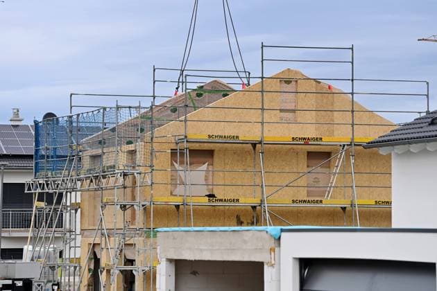 Fertigaus wird aufgebaut,Fertigbau,Fertigteile, Hausbau,Einfamilienhaus,Rohbau, Geruest,Baugebiet,Neubaugebiet, Baubranche,Neubau in Bayern. Gebaeude,Immobilie,Neubau,Baugebiet,Neubaugebiet. Wohnungsbau,Mietwohnung, Miete,Bauboom,Mietshaus,bauen,Bau,Baugewerbe, Immobilie,Immobilien,Baugewerbe,Baustelle. *** prefabricated house is built,prefabricated building,prefabricated parts,house building,single-family house,shell,scaffolding,building area,new building area,building industry,new building in bavaria building,real estate,new building,building area,new building area residential building,rental apartment,rent,building boom,rental house,building,building industry,real estate,building industry,building site