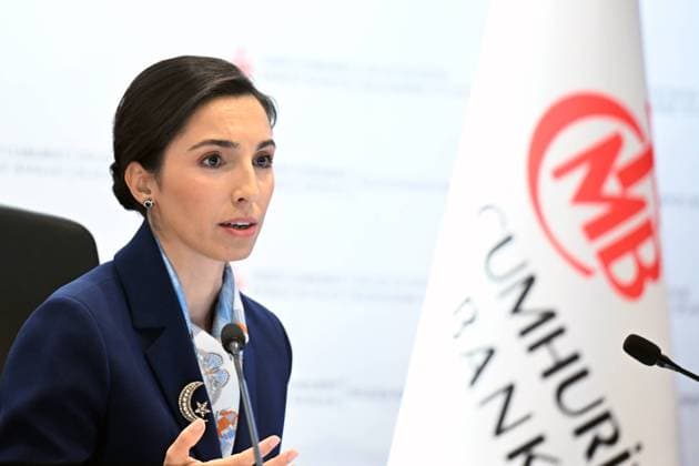 News Bilder des Tages (230727) -- ANKARA, July 27, 2023 -- Hafize Gaye Erkan, T¨¹rkiye s central bank governor, speaks at an inflation report briefing in Ankara, T¨¹rkiye, on July 27, 2023. T¨¹rkiye s central bank revised its year-end inflation forecast to 58 percent, its governor said on Thursday. The bank s previous forecast in May was 22.3 percent. (Photo by Xinhua) T?RKIYE-ANKARA-CENTRAL BANK GOVERNOR-INFLATION FORECAST MustafaxKaya 