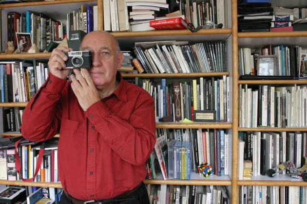 Raymond Depardon poses in Paris French photographer Raymond Depardon poses in Paris, France on September 1st 2005. Photo Sandrine Roudeix ABACAPRESS.COM Paris France  Copyright: xRoudeixxSandrine ABACAx 274183_001 RoudeixxSandrine ABACAx 274183_001 