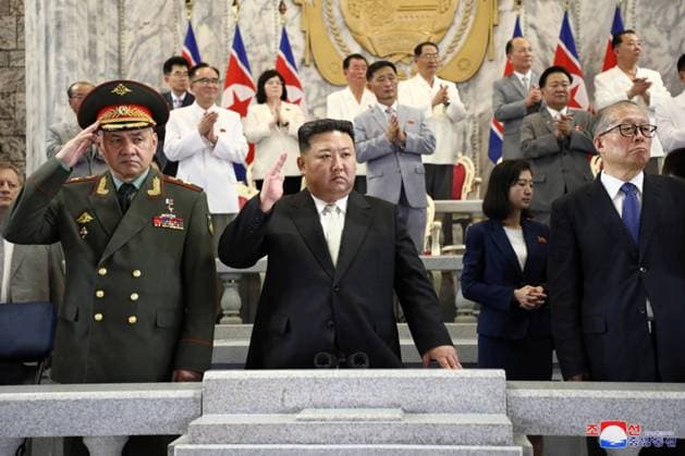 News Themen der Woche KW30 This image released on July 28, 2023, by the North Korean Official News Service (KCNA), shows North Korean leader Kim Jong Un presiding over a military parade celebrating the 70th anniversary of the victory in the Fatherland Liberation War (Korean War) on Thursday, July 27. Present on either side of the North Korean leader were General Sergei Shoigu, Minister of Defence of the Russian Federation, and Li Hongzhong, vice-chairman of the Standing Committee of the Chinese National People s Congress.  WAX2023072801 KCNA