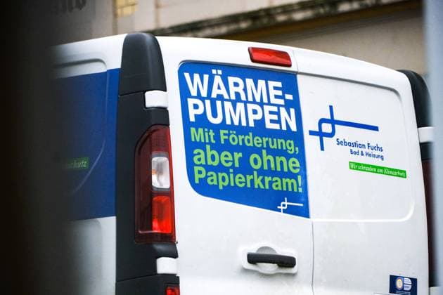 Düsseldorf 28.07.2023 Wärmepumpen Handwerker Installateur Lieferwagen Förderprogramm Heizungstechnik Förderantrag Zwangssanierung Heizungsgesetz Heizgesetz Heizhammer Heizungshammer Habeck Düsseldorf Nordrhein-Westfalen Deutschland *** Duesseldorf 28 07 2023 heat pumps craftsman plumber delivery van support program heating technology support application compulsory renovation heating law heating hammer heating hammer Habeck Duesseldorf North Rhine Westphalia Germany