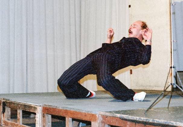 19.10.1985, Deutschland, Sachsen, Dresden, auf dem Foto Pantomime Ralf Herzog, hier fotografiert auf der Probebühne 3 des Staatsschauspiels Dresden auf der Ostra-Allee während eines Clubabends vom Jugendclub Staatsschauspiel *** 19 10 1985, Germany, Saxony, Dresden, on the photo pantomime Ralf Herzog, here photographed on the rehearsal stage 3 of the Staatsschauspiel Dresden on the Ostra Allee during a club evening of the youth club Staatsschauspiel