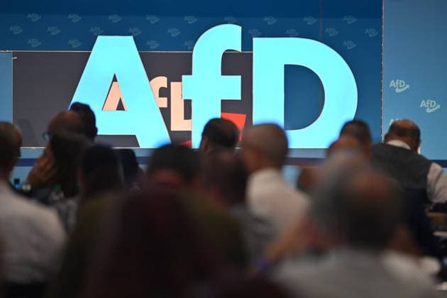 News Themen der Woche KW30 News Bilder des Tages Randmotiv-Blick auf blaues AfD Logo, im Vordergrund sitzen die Delegierten. 14.Bundesparteitag der AfD Alternative fuer Deutschland am 28.07.2023 in der Messe Magdeburg Sven Simon Fotoagentur GmbH & Co. Pressefoto KG *** Edge motive view on blue AfD Logo, in the foreground sit the delegates 14 federal party conference of the AfD alternative for Germany on 28 07 2023 in the fair Magdeburg Sven Simon photo agency GmbH Co Pressefoto