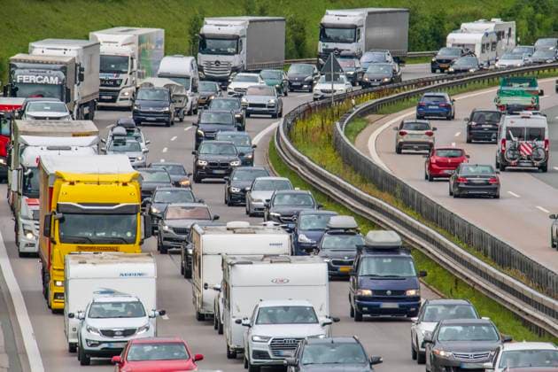 Stau am Irschenberg, Autobahn A8, Ferienbeginn Bayern, 28. Juli 2023 Deutschland, Irschenberg, 28. Juli 2023, Stau auf der A8 München Richtung Salzburg (links), Autos stauen sich auf dem Weg zum Irschenberg, Ferienbeginn in Bayern, Sommerferien 2023, Autofahrer starten in den Süden, führt zu vollen Autobahnen, Freitagnachmittag, Wochenende, *** Traffic jam at Irschenberg, freeway A8, start of vacations Bavaria, 28 July 2023 Germany, Irschenberg, 28 July 2023, traffic jam on the A8 Munich direction Salzburg left , cars jam on the way to Irschenberg, start of vacations in Bavaria, summer vacations 2023, motorists start south, leads to full freeways, Friday afternoon, weekend,