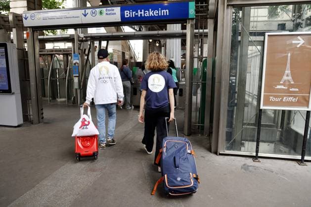 TOURISTES DES JO DE PARIS 2024 ILLUSTRATION PHOTOPQR LE PARISIEN Jean-Baptiste Quentin ; Paris ; 25 07 2023 ; Illustrations autour des touristes spectateurs des Jeux Olympiques Paris 2024, hébergement, Airnb, métro, RATP, valise, logo, merchandising, LP Jean-Baptiste Quentin - Paris, France, july 25th 2023. illustration photos about the tourists of the Paris 2024 olympic games. Tourism, accommodation, *** Local Caption *** Illustration Jeux Olympiques Paris 2024 Paris 75 France  Copyright: xPHOTOPQR LExPARISIEN MAXPPPxJean-BaptistexQuentinx 20230728LPA8679 20230728LPA8679
