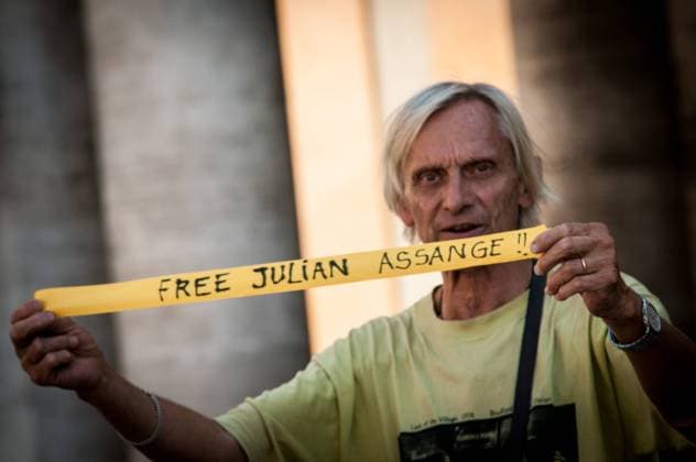 News Themen der Woche KW30 News Bilder des Tages Garrison For Julian Assange Citizens take part in the Garrison for Julian Assange , which sees Julian Assange activists in Piazza del Campidoglio, Rome, on july 28, 2023, to protest against the decision to postpone to july 31, 2023, the meeting of the Capitoline City Council to vote on the motion to confer honorary citizenship of Rome to Julian Assange. Rome Italy  Copyright: xAndreaxRonchinix originalFilename: ronchini-garrison230728_nplUH.jpg