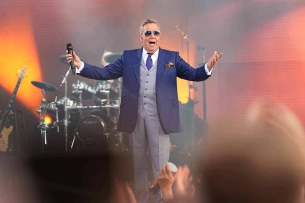 Entertainment Themen der Woche KW30 Entertainment Bilder des Tages Datum: 28.07.2023 Ort: Dresden Es ist ein Bild, das sich jedes Jahr wiederholt, aber seine Magie nie verliert! Der gleiche Ort, der gleiche Saenger, die gleichen Lieder... Und doch war die Kaisermania , Dresdens legendaeres Konzertereignis mit Schlagerkoenig Roland Kaiser, binnen Minuten ausverkauft. Am Freitagabend war das Koenigsufer Bestens gefuellt. Tausende, die keine Karten bekommen hatten, belagerten die Elbwiesen und lauschten die Musik. Tausende von Fans stimmten in den Liedern ein. Die Stimmung blieb bis spaet in die Nacht hinein ausgelassen. Die Menge tanzte, sang, jubelte und feierte. Dresden - Roland Kaiser rockt Dresden! Tausende Fans singen & feiern am Elbufer - Es ist erst der Beginn der fuenften Dresdner