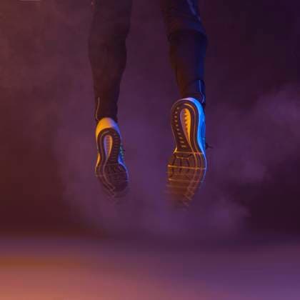 Creative Highlights Symbolbilder Springende Beine Rauch. Foto mit hoher Auflösung *** jumping Legs Smoke Photo with high Resolution Copyright: imageBROKER/OleksandrxLatkun ibxole09446181.jpg ,model released, Symbolfoto ,property released