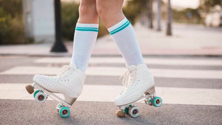 Creative Highlights Symbolbilder Niedriger Ausschnitt Frau trägt Vintage Rollschuh zu Fuß Straße Foto mit hoher Auflösung *** Lower Extract Woman carries Vintage roller skate to Foot Street Photo with high Resolution Copyright: imageBROKER/OleksandrxLatkun ibxole09446195.jpg ,model released, Symbolfoto ,property released
