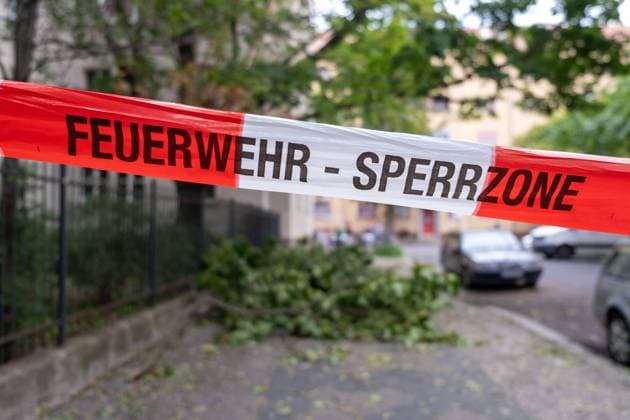 Feuerwehr und Notarzt, Symbolfotos Mit Absperrband der Berliner Feuerwehr gesperrter Bürgersteig in Berlin-Prenzlauer Berg. Nach dem Sturm vor wenigen Tagen liegen immer noch heruntergefallene Äst oder umgekippt Bäume in Berlin. Auch drohen weitere Bäume oder Äster herunterzufallen. With barrier tape of the Berlin Fire Department blocked sidewalk in Berlin-Prenzlauer Berg. After the storm a few days ago, there are still fallen branches or fallen trees in Berlin. Also, more trees or branches threaten to fall down. Absperrung wegen herunterfallender Äste *** With barrier tape of the Berlin Fire Department blocked sidewalk in Berlin Prenzlauer Berg After the storm a few days ago, there are still fallen branches or fallen trees in Berlin Also, more trees or branches threaten t sp20230727x4446.jpg