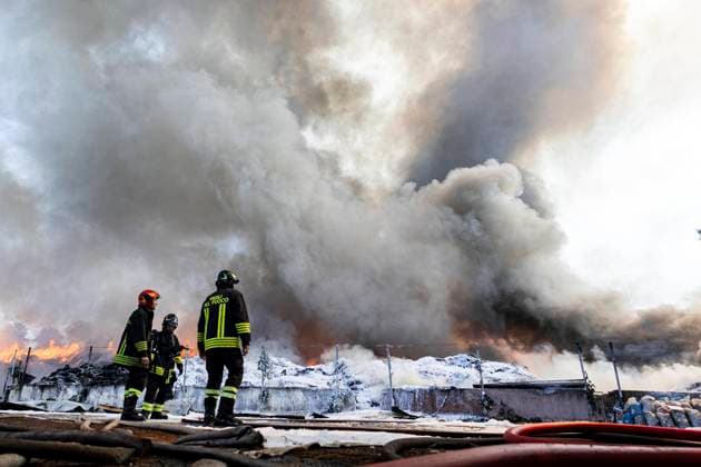News Themen der Woche KW30 News Bilder des Tages July 29, 2023, Rome, Italy: Firefighters in action to extinguish the fire of some waste near Ciampino airport, Rome, Italy, 29 July 2023. The flights are currently regular despite the column of smoke from the fire. ANSA MASSIMO PERCOSSI Rome Italy  - ZUMAa110 20230729_zaf_a110_004 Copyright: xMassimoxPercossix