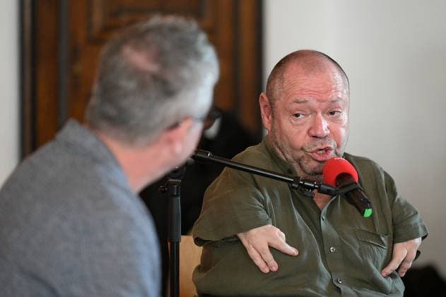 Ö1 Klassik Treffpunkt with Thomas Quasthoff and presenter Helmut Jasbar at the Klostersaal in Traunkirchen as part of the Salzkammergut festwochen Gmunden, on 29 07 2023, The picture shows the singer Thomas Quasthoff in an interview with the Ö1 presenter Helmut Jasbar 2022 Ö1 Klassik Treffpunkt with Thomas Qu