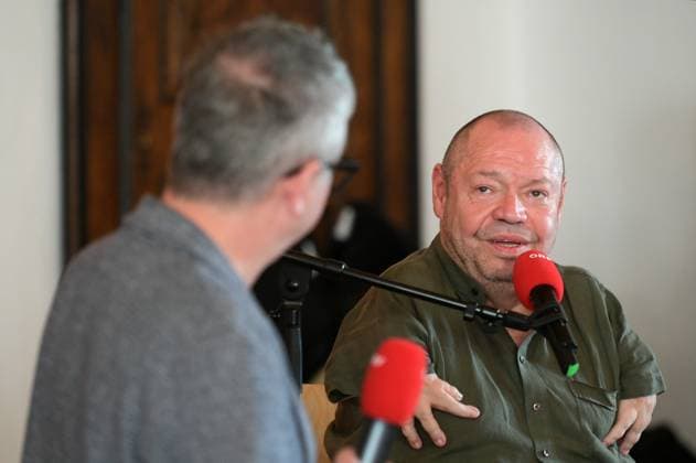 Ö1 Klassik Treffpunkt with Thomas Quasthoff and presenter Helmut Jasbar at the Klostersaal in Traunkirchen as part of the Salzkammergut festwochen Gmunden, on 29 07 2023, The picture shows the singer Thomas Quasthoff in an interview with the Ö1 presenter Helmut Jasbar 2022 Ö1 Klassik Treffpunkt with Thomas Qu