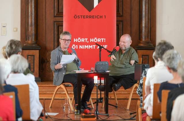 Ö1 Klassik Treffpunkt with Thomas Quasthoff and presenter Helmut Jasbar at the Klostersaal in Traunkirchen as part of the Salzkammergut festwochen Gmunden, on 29 07 2023, The picture shows the singer Thomas Quasthoff in an interview with the Ö1 presenter Helmut Jasbar 2022 Ö1 Klassik Treffpunkt with Thomas Qu