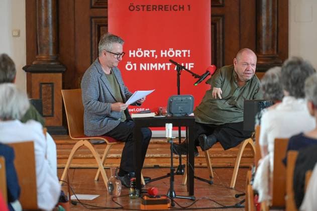 Ö1 Klassik Treffpunkt with Thomas Quasthoff and presenter Helmut Jasbar at the Klostersaal in Traunkirchen as part of the Salzkammergut festwochen Gmunden, on 29 07 2023, The picture shows the singer Thomas Quasthoff in an interview with the Ö1 presenter Helmut Jasbar 2022 Ö1 Klassik Treffpunkt with Thomas Qu