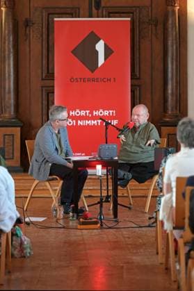 Ö1 Klassik Treffpunkt with Thomas Quasthoff and presenter Helmut Jasbar at the Klostersaal in Traunkirchen as part of the Salzkammergut festwochen Gmunden, on 29 07 2023, The picture shows the singer Thomas Quasthoff in an interview with the Ö1 presenter Helmut Jasbar 2022 Ö1 Klassik Treffpunkt with Thomas Qu