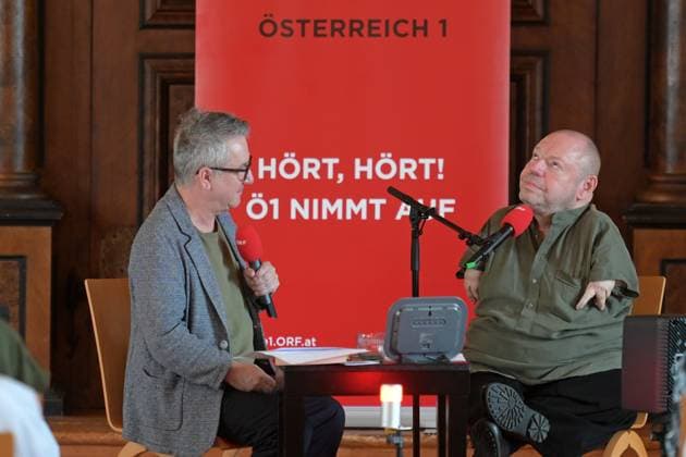 Ö1 Klassik Treffpunkt with Thomas Quasthoff and presenter Helmut Jasbar at the Klostersaal in Traunkirchen as part of the Salzkammergut festwochen Gmunden, on 29 07 2023, The picture shows the singer Thomas Quasthoff in an interview with the Ö1 presenter Helmut Jasbar 2022 Ö1 Klassik Treffpunkt with Thomas Qu