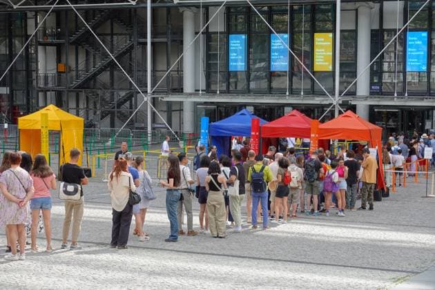 Paris, Touristen vor dem Centre Pompidou Paris, Tourists waiting in Front of Centre Pompidou *** Paris, Tourists waiting in Front of Centre Pompidou Paris, Tourists waiting in Front of Centre Pompidou