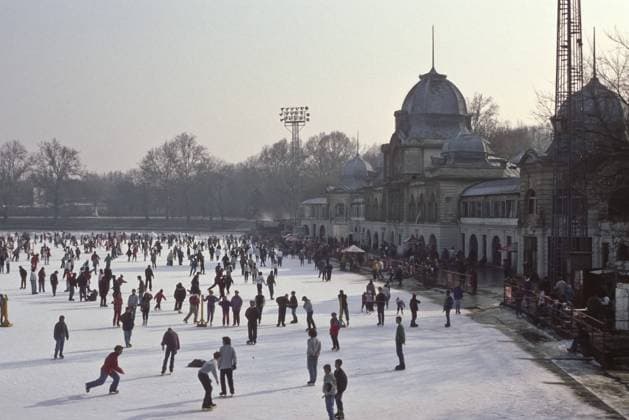 IMAGO Creative, Jahreszeit Winter in der Stadt Budapest, Stadtwäldchen, Eislaufplatz Budapest, Varosliget, Ice Rink *** Budapest, city park, ice rink Budapest, Varosliget, Ice Rink RECORD DATE NOT STATED