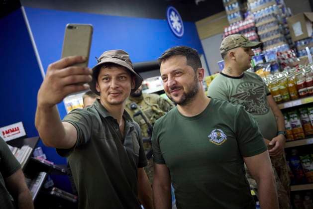 News Themen der Woche KW30 News Bilder des Tages July 29, 2023, Donetsk, Donetsk Oblast, Ukraine: Ukrainian President Volodymyr Zelenskyy, right, smiles for a selfie with a soldier during a visit to frontline positions in the Donetsk region, July 29, 2023 in Donetsk Oblast, Ukraine. Zelenskyy visited SOF commandos to mark Special Operations Forces Day and stopped at a petrol station along the way to greet supporters. Donetsk Ukraine - ZUMAp138 20230729_zaa_p138_019 Copyright: xPoolx UkrainianxPresidentiax