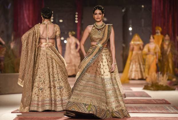 Bilder des Jahres 2023, Entertainment 07 Juli Entertainment Themen der Woche KW30 Entertainment Bilder des Tages (230729) -- NEW DELHI, July 29, 2023 -- A model displays a creation during the FDCI India Couture Week 2023 in New Delhi, India, July 28, 2023. ) INDIA-NEW DELHI-FASHION SHOW-FDCI INDIA COUTURE WEEK JavedxDar 