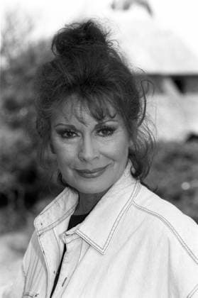 Evelyn Gressmann (Schauspielerin) 06 92 ue Evelyn Gressman am Rande von Dreharbeiten zur TV-Serie Sylter Geschichten (RTL) im Juni 1992 Deutschland deutsch deutsche Frau TV Film FErnsehserie Fernsehen Bühne Schauspiel Theater german actress hoch Porträt lächelnd sw *** Evelyn Gressmann actress 06 92 ue Evelyn Gressman on the sidelines of filming the TV series Sylter Geschichten RTL in June 1992 Germany German German woman TV film FErnsehserie television stage acting theater german actress high portrait smiling sw