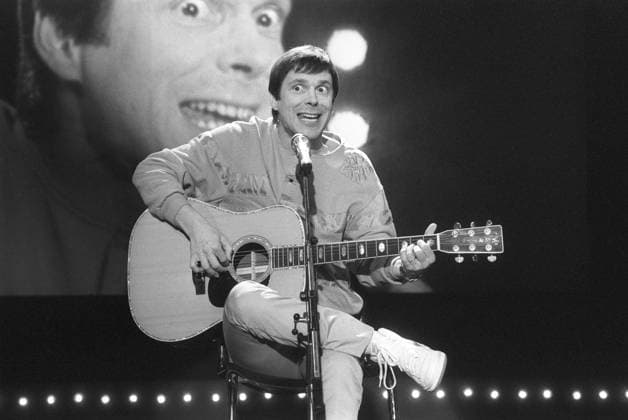Reinhard Mey (Sänger) 03 84 ru Reinhard Mey in Show & Co mit Carlo am 29. März 1984 (ZDF) TV Fernsehen Fernsehsendung Show Fernsehshow Unterhaltungsshow Deutschland deutsch deutscher Mann Musik Gesang Liedermacher german singer songwriter quer halb sitzend singend Gitarre Mikrofon Auftritt Augen aufreißend aufgerissen Monitorwand *** Reinhard Mey singer 03 84 ru Reinhard Mey in Show Co with Carlo on 29 March 1984 ZDF TV television television program show television show entertainment show Germany German German man music singing songwriter German singer songwriter across half sitting singing guitar microphone appearance eyes tearing open monitor wall