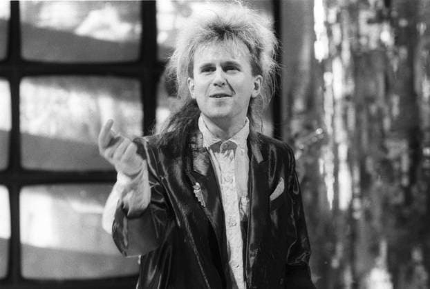 Howard Jones (Sänger) 03 85 vZ Howard Jones am 4. März 1985 bei einem Auftritt in Extratour (RB ARD) TV Fernsehen Musiksendung Comedysendung Show Musikshow Comedy Großbritannien britisch britischer Wales walisisch walisischer Mann Gesang Pop Popmusik Musik Musiker british welsh singer quer halb stehend Monitorwand lächelnd singend zeigend gestikulierend sw *** Howard Jones singer 03 85 vZ Howard Jones on 4 March 1985 at a performance in Extratour RB ARD TV television music program comedy show music show comedy Great Britain british british Wales Welsh man singing pop pop music musician british welsh singer across half standing monitor wall smiling singing pointing gesticulating sw
