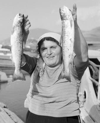 A woman showing a trout she has caught 37703 01.08.1971 A woman showing a trout she has caught. Yakov Berliner Sputnik Armenia  Copyright: xYakovxBerlinerx