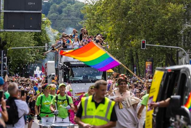 News Themen der Woche KW30 News Bilder des Tages Christopher Street Day in Stuttgart. Nach Angaben der Veranstalter waren 35.000 bis 40.000 Teilnehmer an der Pride Demonstration dabei. Sie setzten ein Zeichen für Vielfalt, Respekt, Akzeptanz und Gleichberechtigung. Rund 400.000 Menschen verfolgten den Umzug vom Straßenrand. Diesjähriges Motto Nicht mit uns! - Gemeinsam sicher und stark 29.07.2023: Stuttgart, Baden-Württemberg, Deutschland, Europa *** Christopher Street Day in Stuttgart According to the organizers were 35 000 to 40 000 participants in the Pride demonstration They set a sign for diversity, respect, acceptance and equality About 400 000 people followed the procession from the roadside This years motto Not with us Together safe and strong 29 07 2023 Stuttgart,
