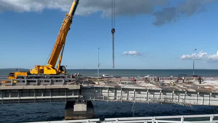 News Themen der Woche KW30 RUSSIA, REPUBLIC OF CRIMEA - JULY 30, 2023: Repair works are underway to restore the road on a damaged section of Crimean Bridge. Into the night of July 17, two Ukrainian drones attacked Crimean Bridge, killing two people and injuring a child, residents of the Belgorod Region, and damaging a road section of the bridge. Video grab. Best quality available. Yelizaveta Borisenko TASS  60763624