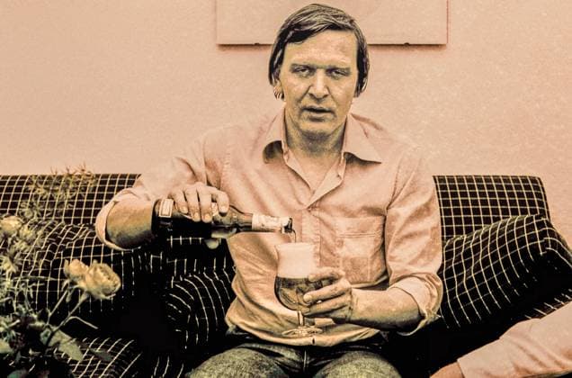 Gerhard Schröder als Jusochef am 27.06.1977 in Hannover beim einschenken einer Flasche Bier *** Gerhard Schröder as Jusochef on 27 06 1977 in Hanover pouring a bottle of beer