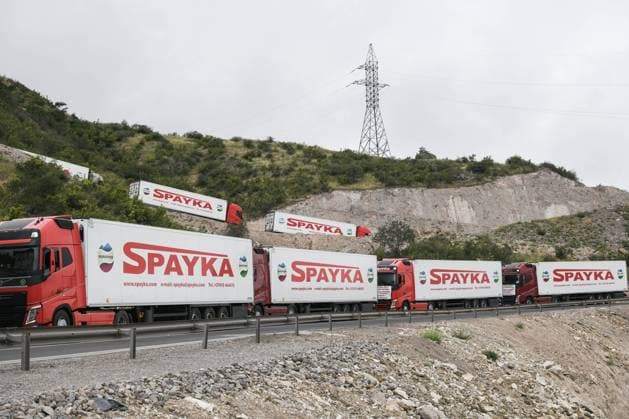 News Themen der Woche KW30 News Bilder des Tages ARMENIA - JULY 30, 2023: A view of lorries carrying humanitarian aid for Nagorno Karabakh from Armenia stranded near a checkpoint set up by Azerbaijan at Hakari Bridge at the entrance to the Lachin Corridor. The Lachin Corridor is a mountain road that links Armenia to Nagorno-Karabakh. Since 26 June 2023, 19 lorries carrying humanitarian aid for Nagorno Karabakh from Armenia have been stranded on the Armenian side of the border. Alexander Patrin TASS  60764685