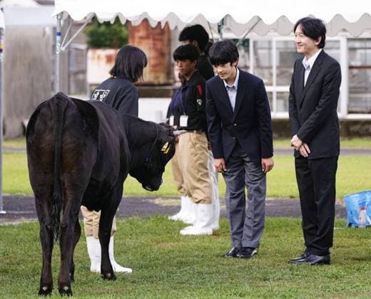Bilder des Jahres 2023, Entertainment 07 Juli Entertainment Themen der Woche KW30 Bilder des Tages Crown Prince Fumihito at cultural festival Japanese Crown Prince Fumihito (R) and his son Prince Hisahito (2nd from R) visit a farm during a national high school cultural festival in Soo in Kagoshima Prefecture, southwestern Japan, on July 30, 2023.  A14AA0001726492P 