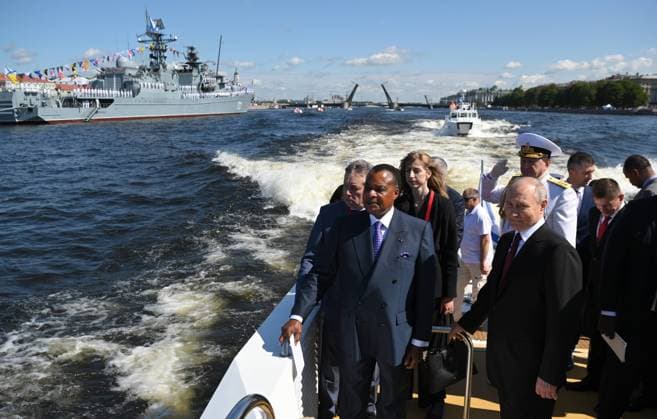News Themen der Woche KW30 News Bilder des Tages Russia Putin Navy Day 8488959 30.07.2023 Russian President Vladimir Putin and President of the Republic of the Congo Denis Sassou Nguesso attend a parade marking Navy Day in St. Petersburg, Russia. Alexander Kazakov Sputnik St. Petersburg Russia  Copyright: xAlexanderxKazakovx